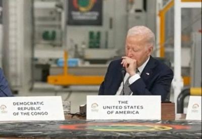 Joe Biden é flagrado em suposto cochilo