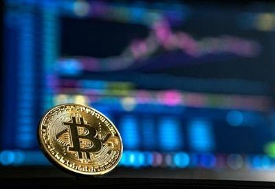 Bitcoin perde mais de 10 mil carteiras milionárias; ativo desvalorizou 30% em 2022