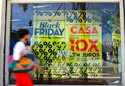 Com medo de golpes, brasileiro comprou menos pela internet nesta Black Friday