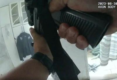 Câmeras corporais mostram PMs atirando contra motoboy nu e desarmado em Santos