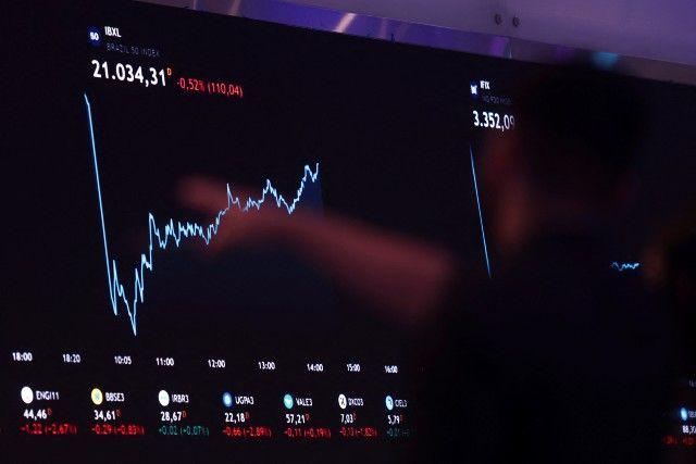 Ibovespa fecha em alta, mas não recupera perdas recentes; dólar fica abaixo de R$ 5