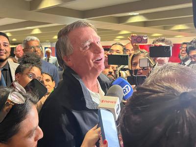 Bolsonaro diz que direita sem ele é "utopia" e confirma candidatura de Michelle em 2026