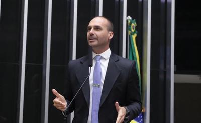 Procuradoria se manifesta contra apreensão de passaporte de Eduardo Bolsonaro