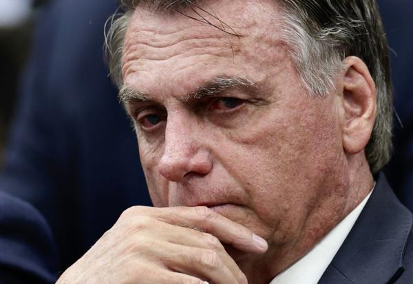 Imagem da notícia: Dificuldade respiratória é risco de procedimento para conter soluços de Bolsonaro, dizem médicos