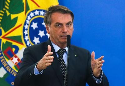 Bolsonaro nega que parentes tenham comprado imóveis com dinheiro vivo