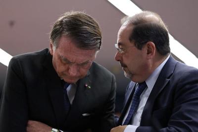 Bolsonaro usa discurso jurídico para aparentar legalidade de suposta ação ilegítima, diz especialista