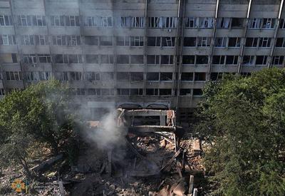 Imagens mostram bombardeio russo que matou 23 na Ucrânia