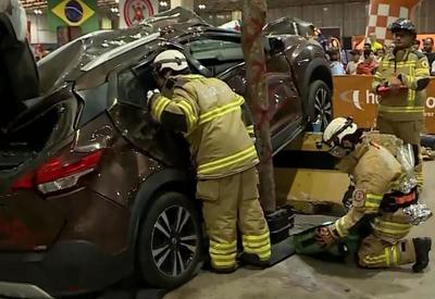 Bombeiros do RJ participam de desafio de salvamento de vítimas