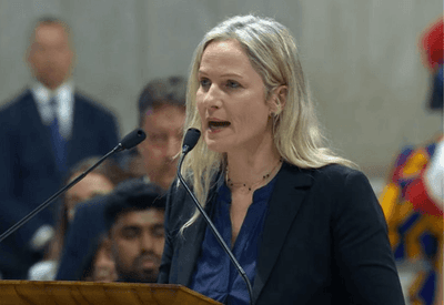 Brasileira lê 'Oração Universal' em missa de abertura do Conclave