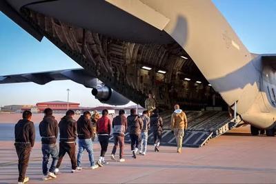 Especialistas apontam que o uso de algemas em voos de repatriação viola acordo diplomático