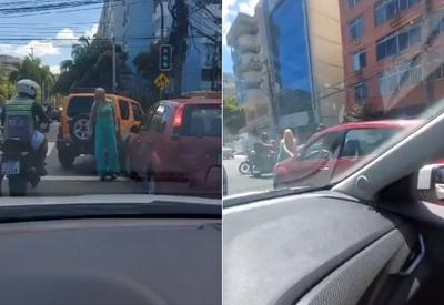 VÍDEO: Mulher fica pendurada em capô de carro em briga de trânsito no Rio