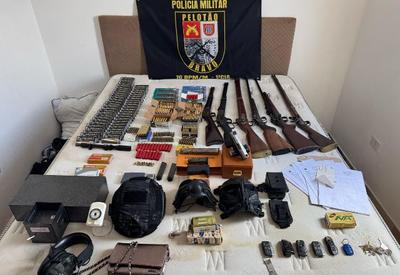 PM encontra arsenal de armas e equipamentos em esconderijo em Paraisópolis (SP)