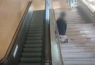 Cadeirante é visto subindo degraus de metrô no DF de joelhos 