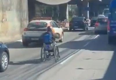 Cadeirante é flagrado circulando em meio aos carros em Niterói (RJ)