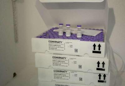 Ministério da Saúde recebe mais um lote de doses da vacina Pfizer