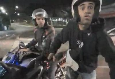 VÍDEO: Câmera em capacete flagra criminosos roubando moto