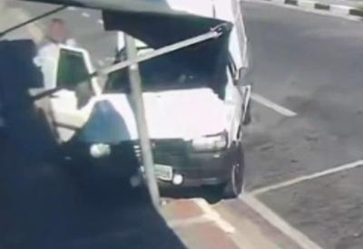 Homem luta com bandido e é baleado dentro do carro