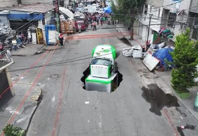 Caminhão de refrigerantes afunda em cratera no México