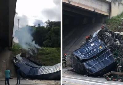 Motorista morre após carreta cair de viaduto e pegar fogo no Rodoanel, em SP