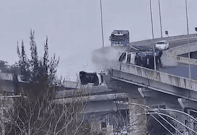 VÍDEO: Caminhão-cegonha tomba em alça de ponte e derruba carro sobre avenida em Porto Alegre
