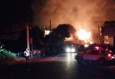 MG: Caminhão carregado de combustível tomba, pega fogo e incendeia casas; motorista morre