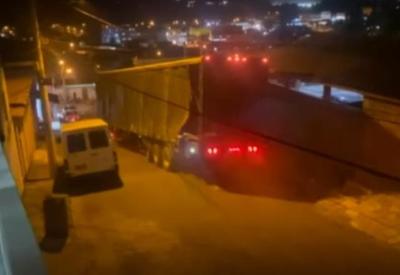 Caminhoneiro sob efeito de drogas atinge carros e casas em Belo Horizonte