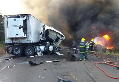 Vídeo: caminhão de combustível explode após acidente com carreta em SC