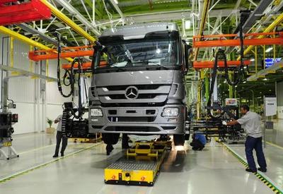 Trabalhadores da Mercedes-Benz entram em greve após anúncio de demissões