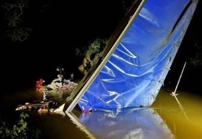 Caminhão capota em ponte, cai em rio e motorista morre em Minas Gerais