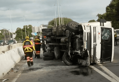 Caminhão capota e interdita pista expressa da Marginal Tietê (SP) nesta quinta (1)