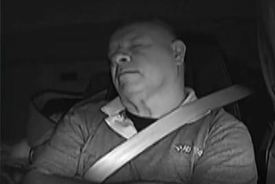 Motorista morre esmagado por carreta após caminhoneiro dormir ao volante em rodovia de SP