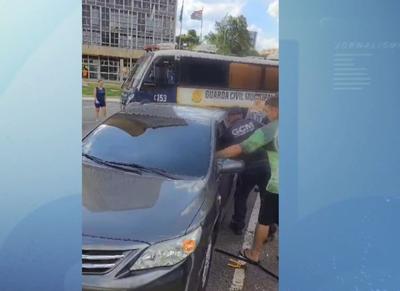 SP: GCM quebra o vídeo de carro para resgatar cachorro