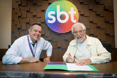 Carlos Alberto de Nóbrega renova contrato com o SBT e reforça parceria histórica com a emissora