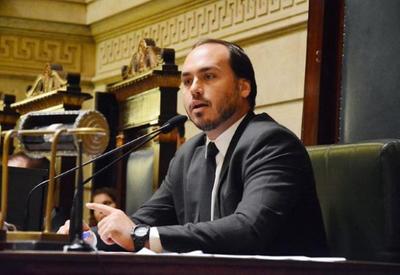 Moraes nega pedido de Carlos para visitar Bolsonaro fora de data permitida pela PF