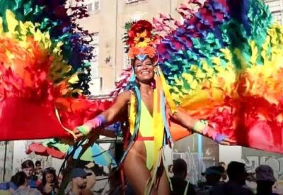 Apesar da suspensão, foliões celebram carnaval nas ruas em vários estados