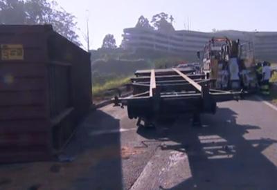 Carreta tomba no Rodoanel, sentido São Paulo