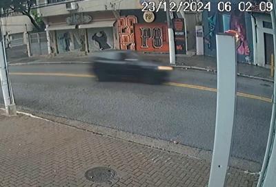 VÍDEO: Carro desgovernado em SP avança sobre calçada e bate em poste; motorista e passageira morrem  