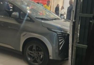 Criança liga e bate carro em exposição no Shopping Villa Lobos, em São Paulo 