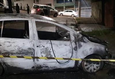 Polícia atende incêndio criminoso em carro e encontra homem baleado