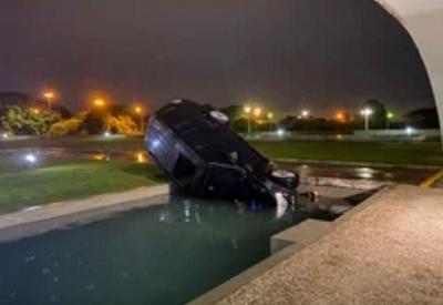 Carro cai no espelho d'água do Palácio do Planalto