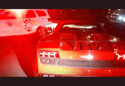 Ex-piloto de Fórmula 1 é detido após ser flagrado dirigindo carro de luxo sem placas fixadas