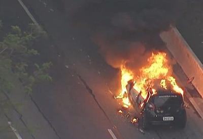 Carro pega fogo no meio da Marginal Tietê, em SP