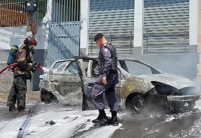 Carro da TV Tribuna/SBT é cercado por criminosos e incendiado em Vitória