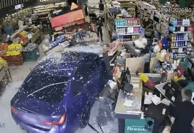 Carro invade supermercado em Cascavel (PR) e deixa criança e idosa feridas
