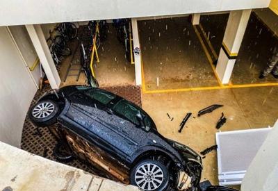 Vídeo: motorista perde o controle e carro cai em garagem de prédio em SC