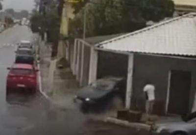Homem usa próprio carro pra invadir casa após discussão no RJ