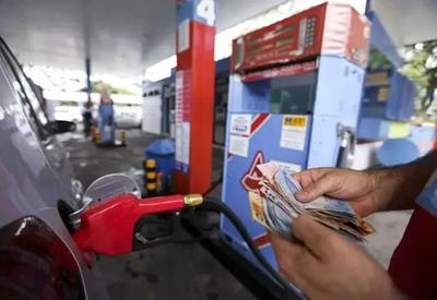 Preço médio da gasolina segue em queda e chega a R$ 6,49