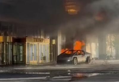 Carro elétrico da Tesla pega fogo, explode e mata uma pessoa em frente a hotel da rede Trump, em Las Vegas