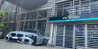  Carro de luxo avaliado em R$ 600 mil quase entra na estação Vila Olímpia, em SP