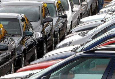 SBT News na TV: Governo divulga lista de montadoras que vão reduzir preços de carros zero